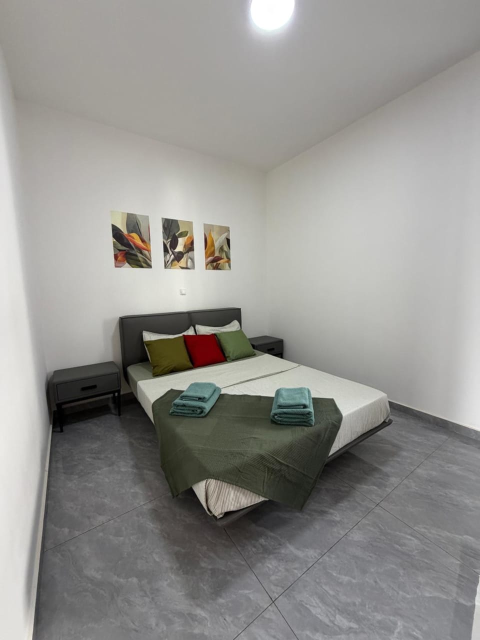 Bed, Photo of the whole room, Bedroom, towels