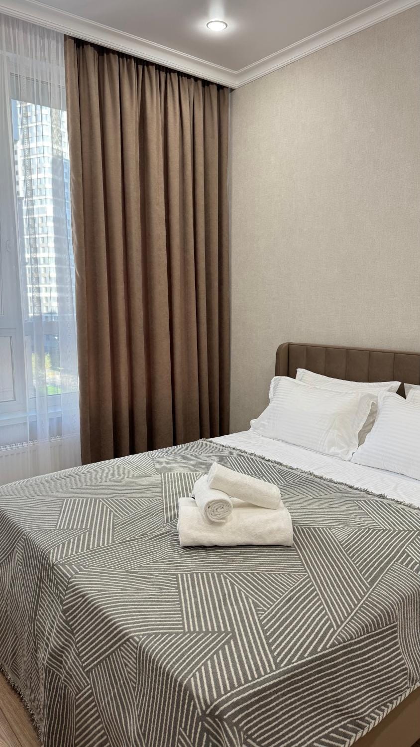 Bed, View (from property/room), City view