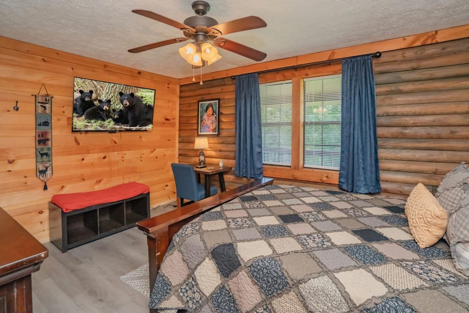 The Retreat, big yard, live like a local, sleeps 7 Chalet in Sevier County