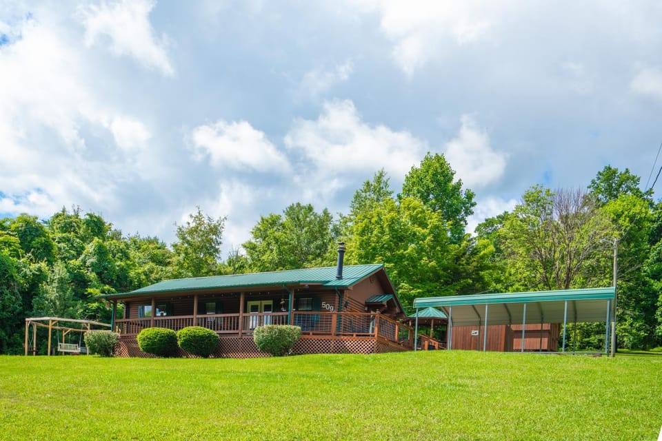 The Retreat, big yard, live like a local, sleeps 7 Chalet in Sevier County