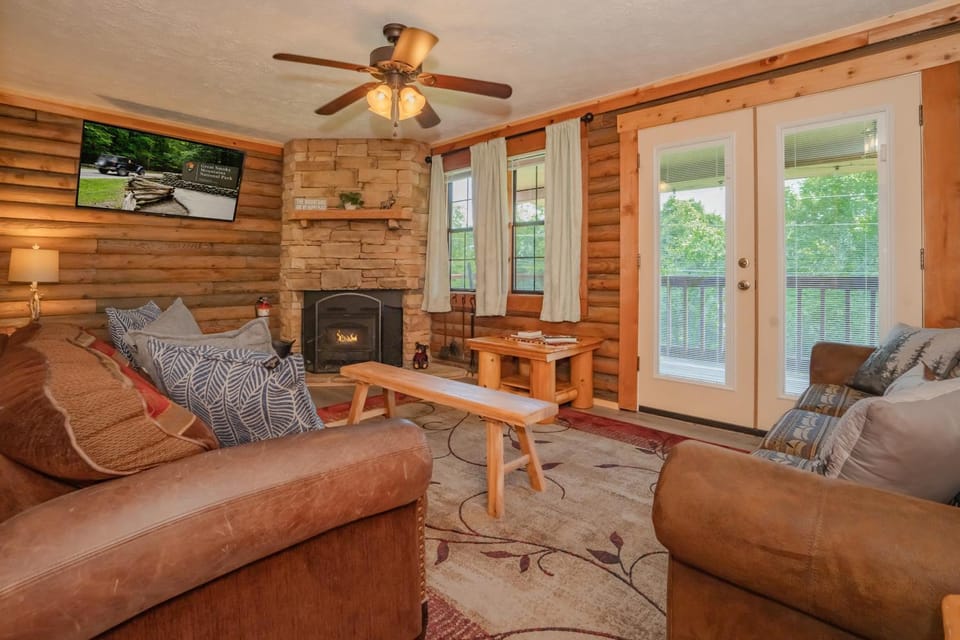 The Retreat, big yard, live like a local, sleeps 7 Chalet in Sevier County