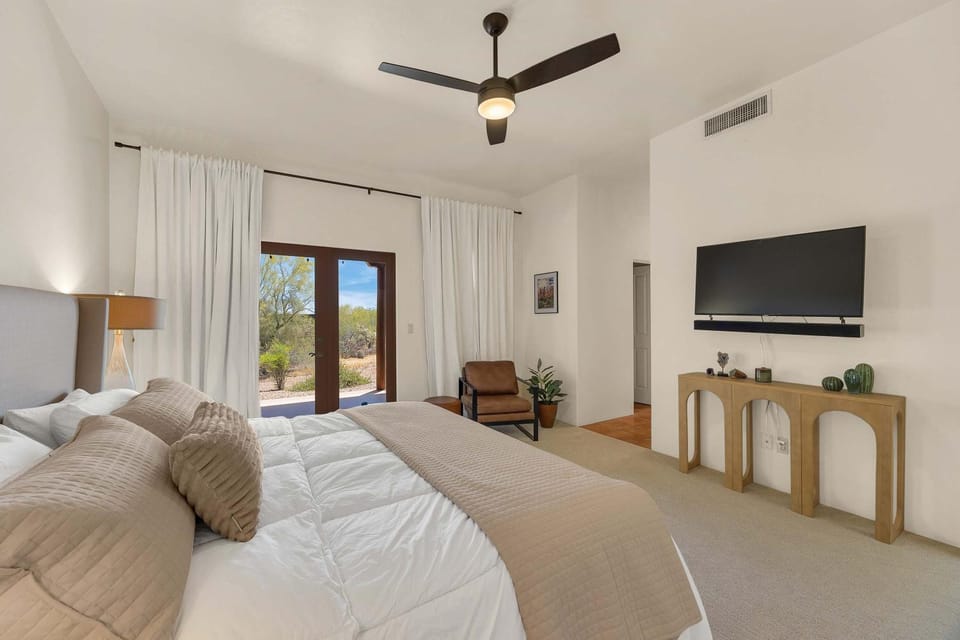 Bed, TV and multimedia, Photo of the whole room, Evening entertainment, Bedroom, air conditioner