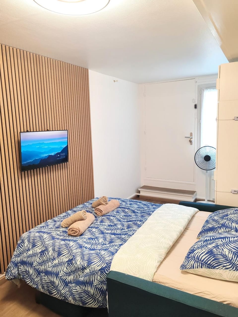 Bed, TV and multimedia, towels, wardrobe