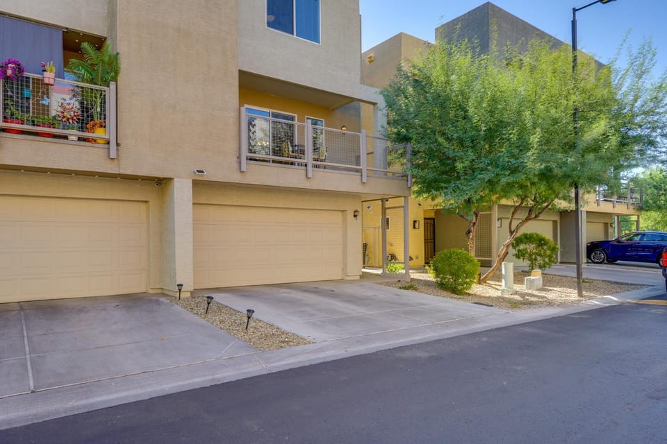 Easy Access to ASU! Extended-Stay Tempe Townhome House in Tempe
