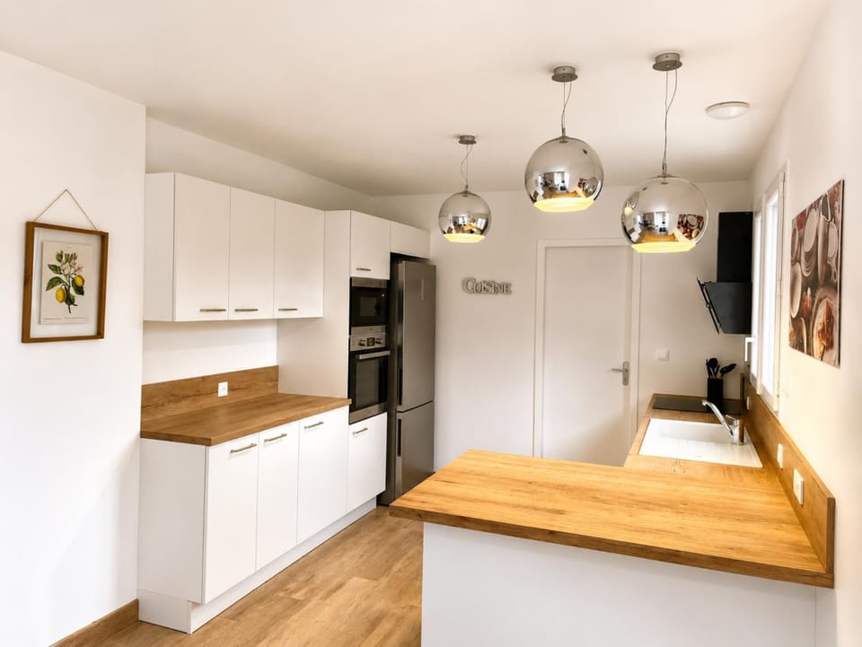 Kitchen or kitchenette, dishwasher, oven, pet friendly, stove