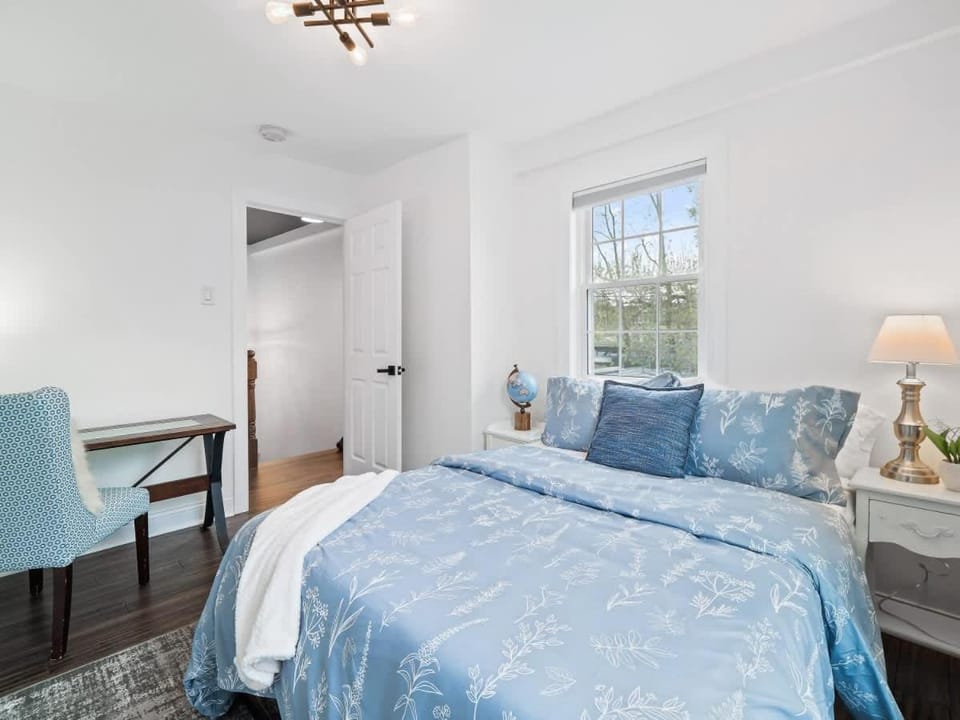Walkable Gordon Square - Sleeps 8 - 3BR House in Ohio City