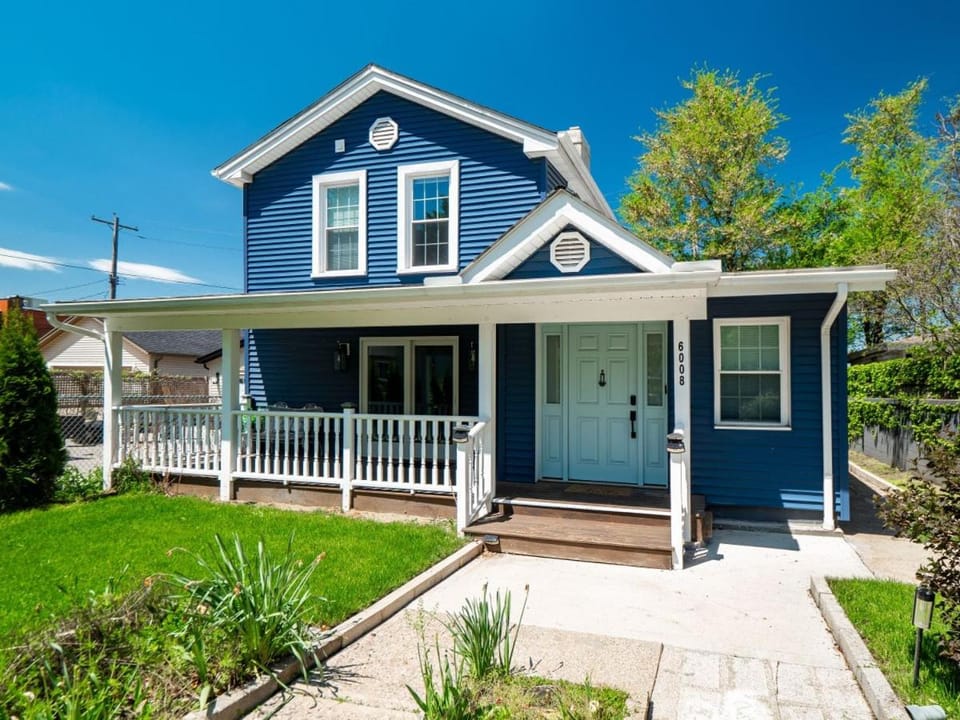 Walkable Gordon Square - Sleeps 8 - 3BR House in Ohio City