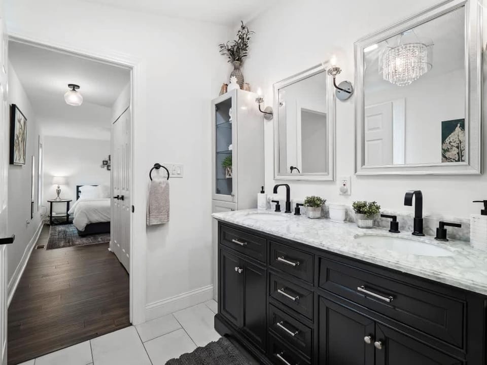 Walkable Gordon Square - Sleeps 8 - 3BR House in Ohio City