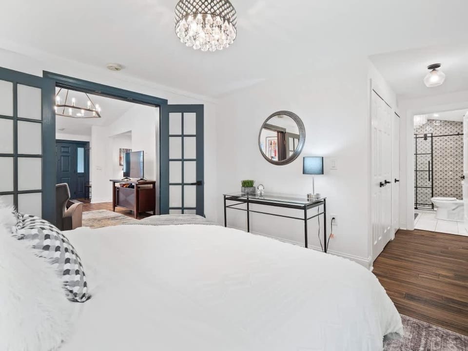 Walkable Gordon Square - Sleeps 8 - 3BR House in Ohio City