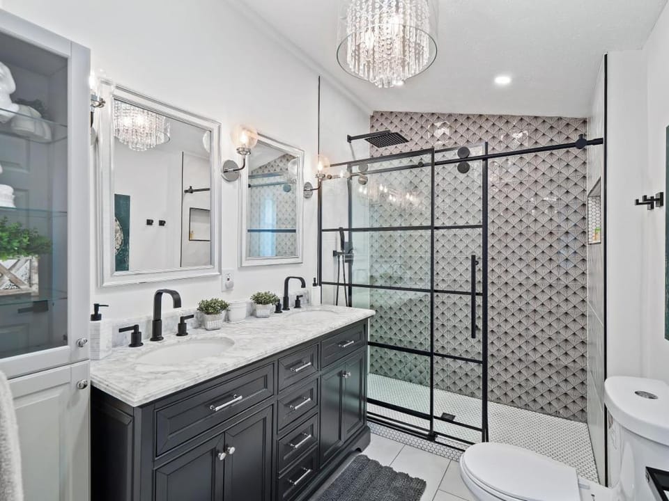 Walkable Gordon Square - Sleeps 8 - 3BR House in Ohio City