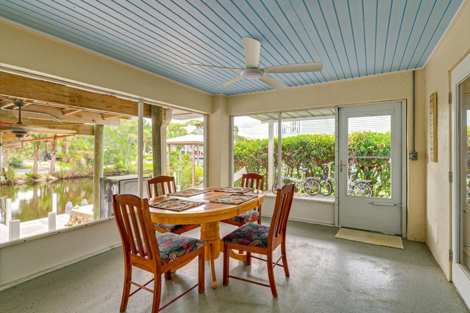 Scallop HQ: 3 Boat Docks and Free Golf Cart! House in Homosassa