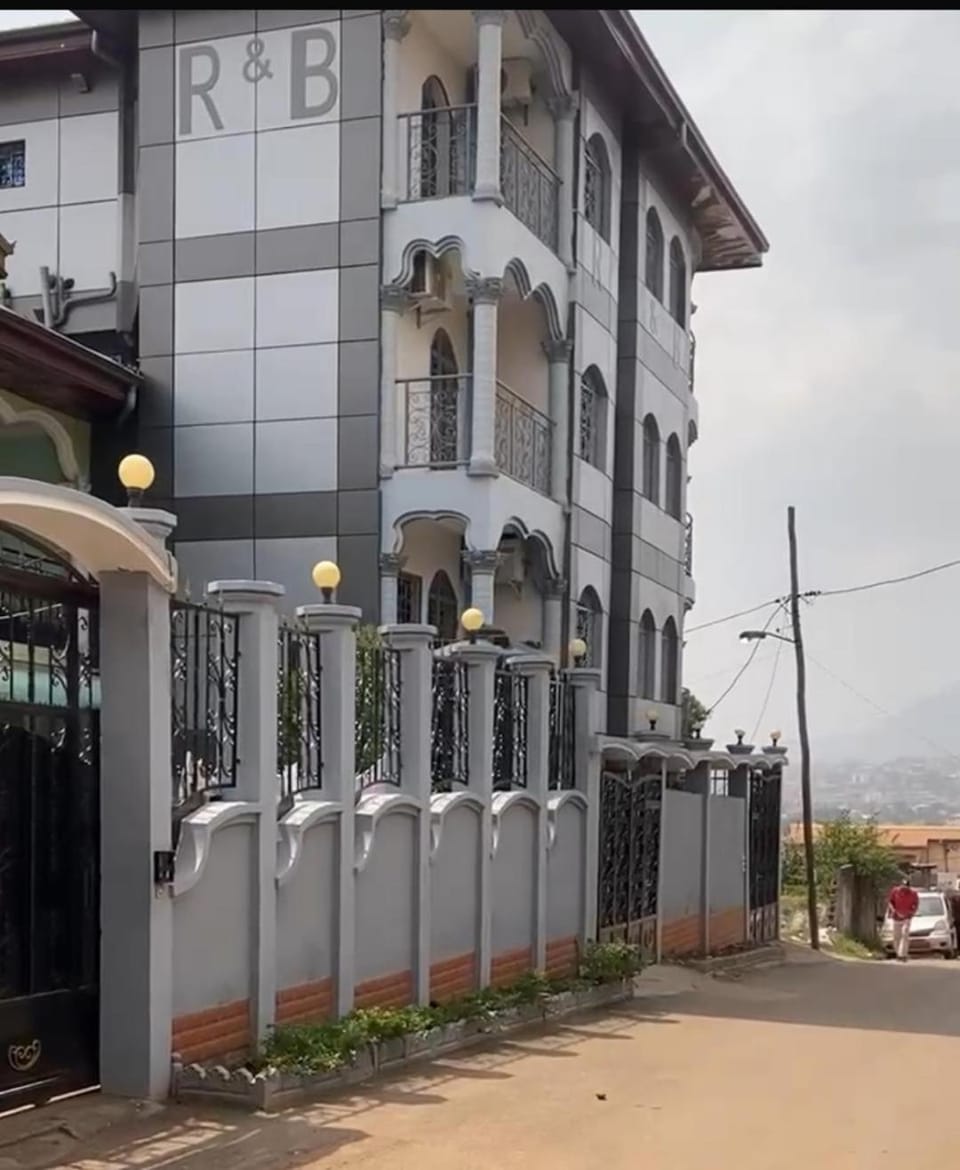 Chambre climatisée au goudron à Yaoundé Nsimeyong 100m du collège Vogt,50m super marché DOVV, WIFI haut débit gratuit 32 R&B Apartment in Yaoundé