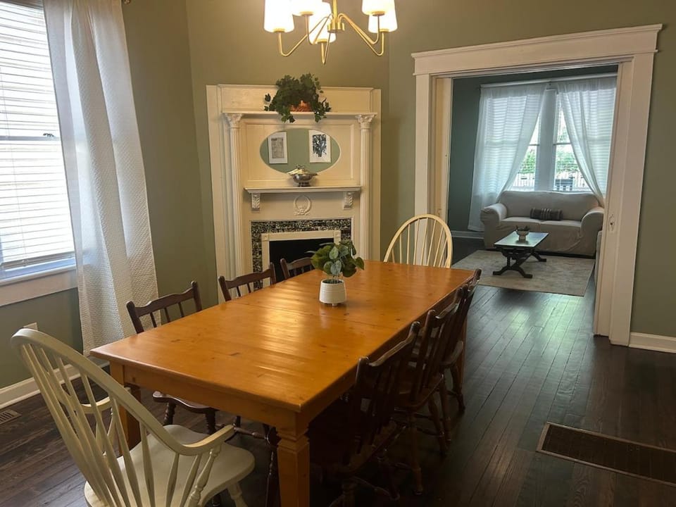 Big Red 1903, Entire Historic Home, 4BR-2BA that sleeps 12 House in Wilmington