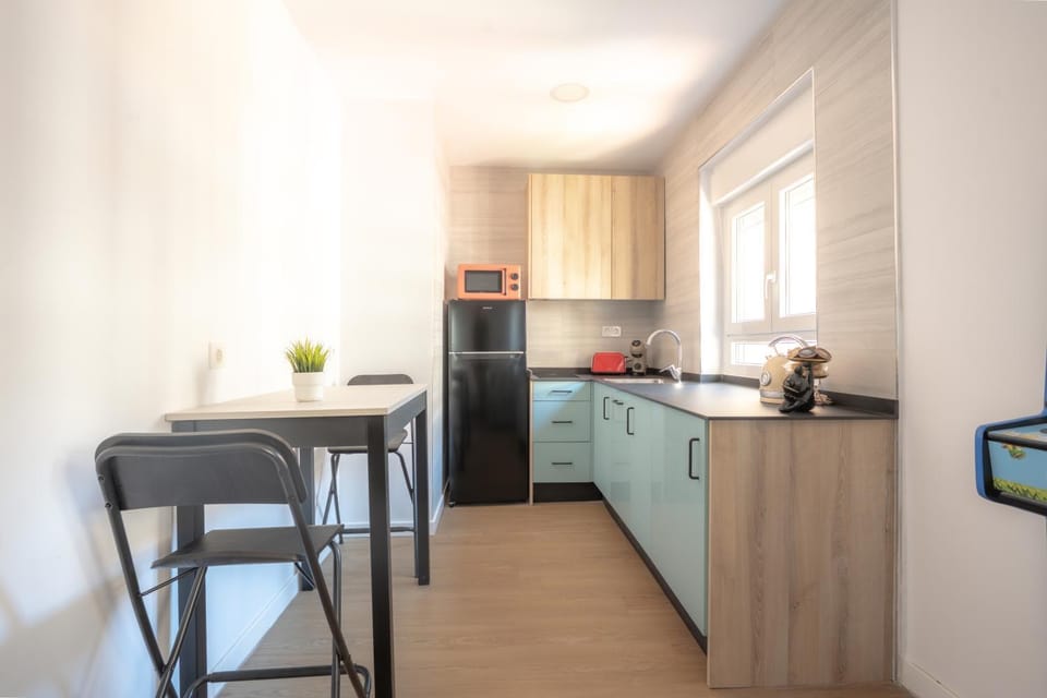 Kitchen or kitchenette, Dining area, stove
