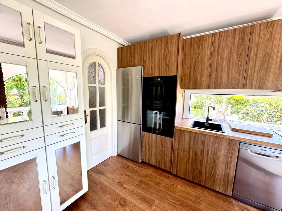 Kitchen or kitchenette, oven