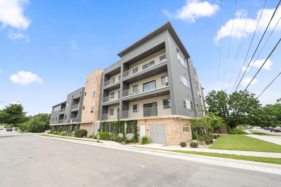 2BR South Congress Condo for 6 Near DT House in South Congress