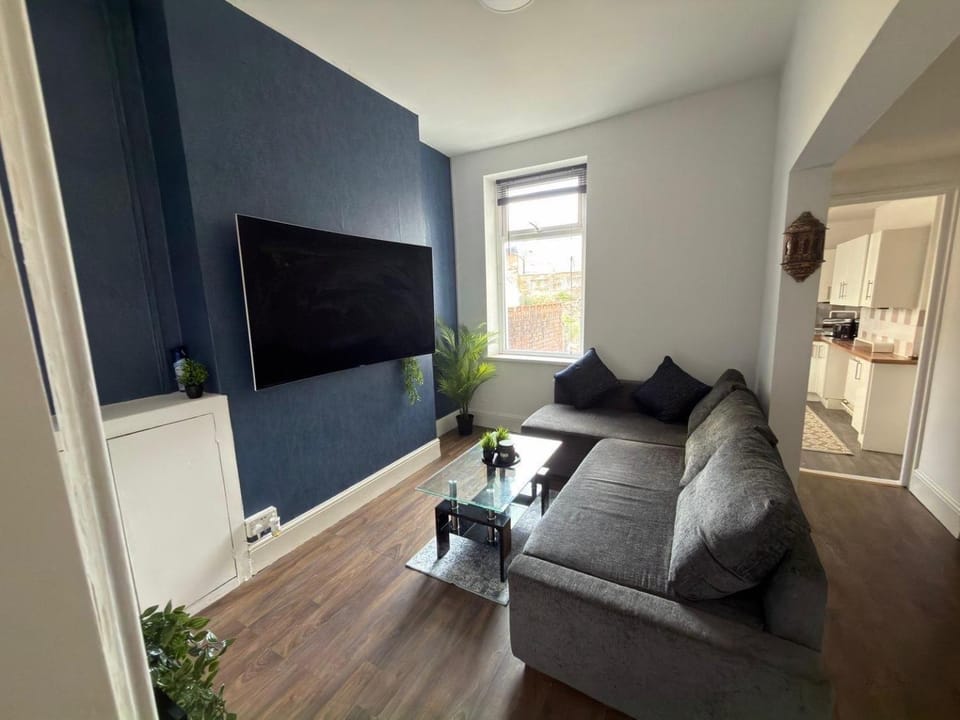 Cardiff Central Spacious 1BR Ground Floor Flat Apartment in Cardiff