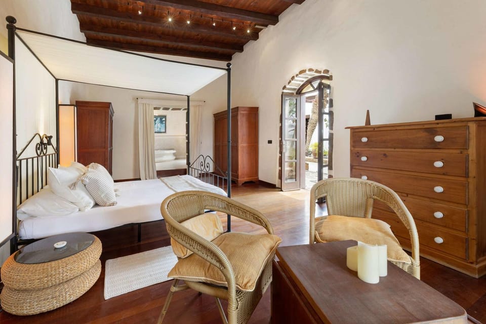 Bed, Photo of the whole room, Seating area, Bedroom, wardrobe