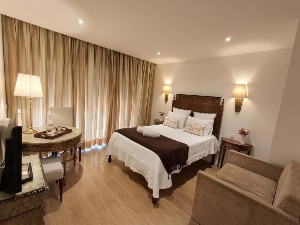 Bed, Photo of the whole room, Seating area, Bedroom
