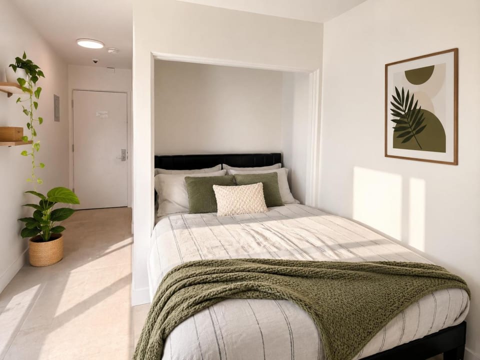 Stylish West End 1BR with 2 Queen Beds Apartment in Vancouver