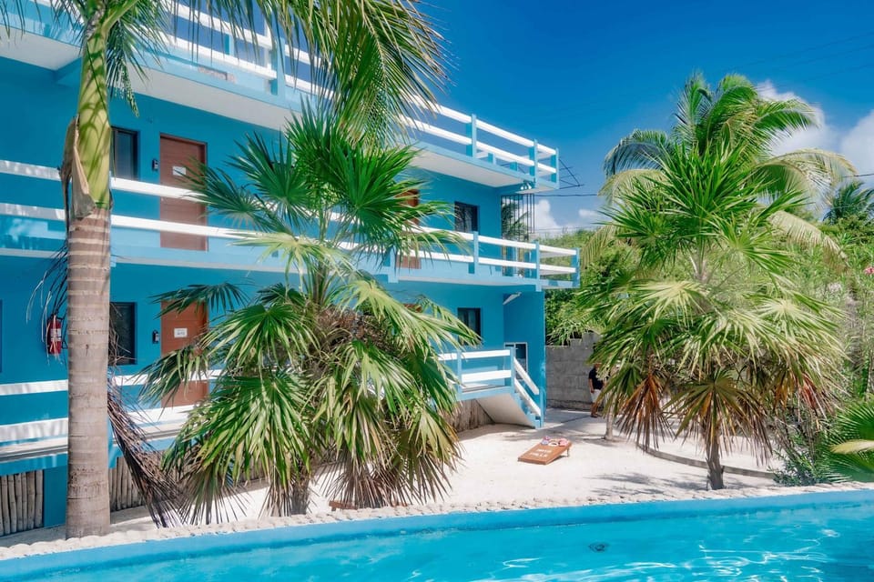 Cozy Suite for Two with WiFi AC Shared Pool Grill & Sunsets from the Rooftop Apartment in Belize District