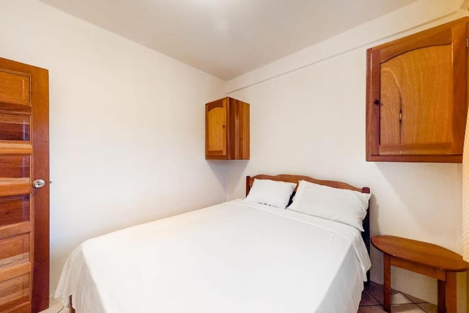 Cozy Suite for Two with WiFi AC Shared Pool Grill & Sunsets from the Rooftop Apartment in Belize District