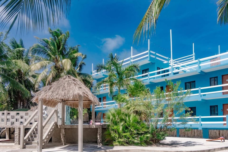 Cozy Suite for Two with WiFi AC Shared Pool Grill & Sunsets from the Rooftop Apartment in Belize District