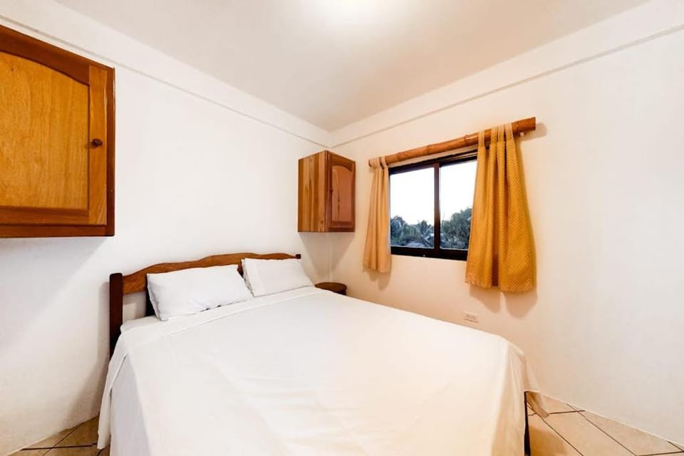 Cozy Suite for Two with WiFi AC Shared Pool Grill & Sunsets from the Rooftop Apartment in Belize District