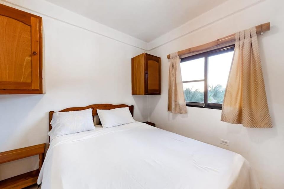 Budget-Friendly Suite with WiFi AC Shared Pool & Grill - Bike to Beach Apartment in Belize District