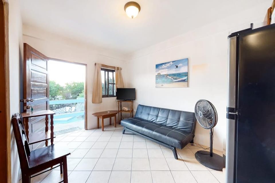 Budget-Friendly Suite with WiFi AC Shared Pool & Grill - Bike to Beach Apartment in Belize District