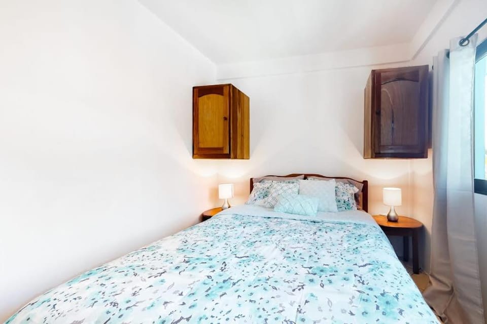 Charming Suite with WiFi AC Shared Pool Grill Area & Rooftop Deck Apartment in Belize District