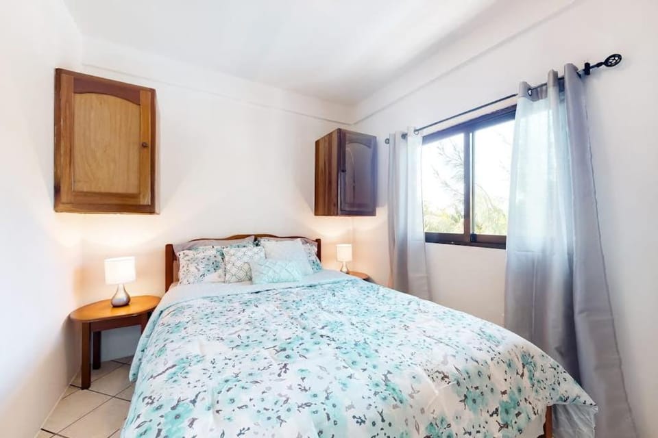 Charming Suite with WiFi AC Shared Pool Grill Area & Rooftop Deck Apartment in Belize District