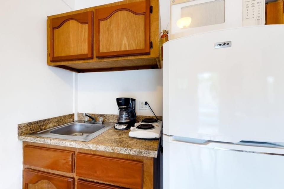 Island Paradise Suite with WiFi Partial AC & Pool Rooftop Patio & BBQ Area Apartment in Belize District