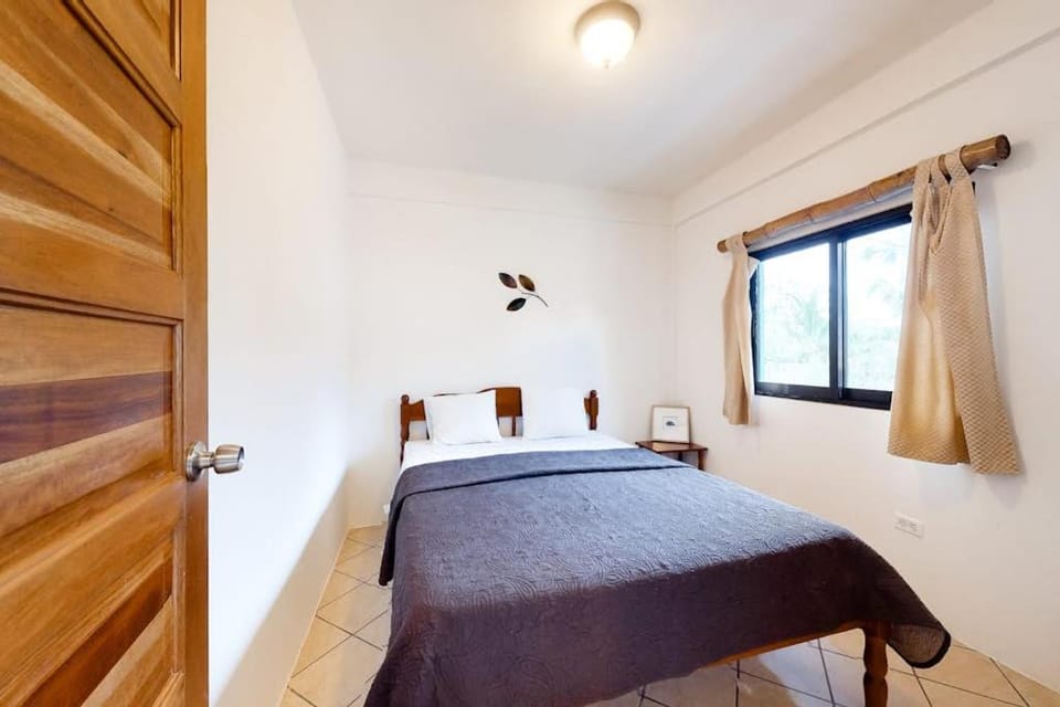Island Paradise Suite with WiFi Partial AC & Pool Rooftop Patio & BBQ Area Apartment in Belize District