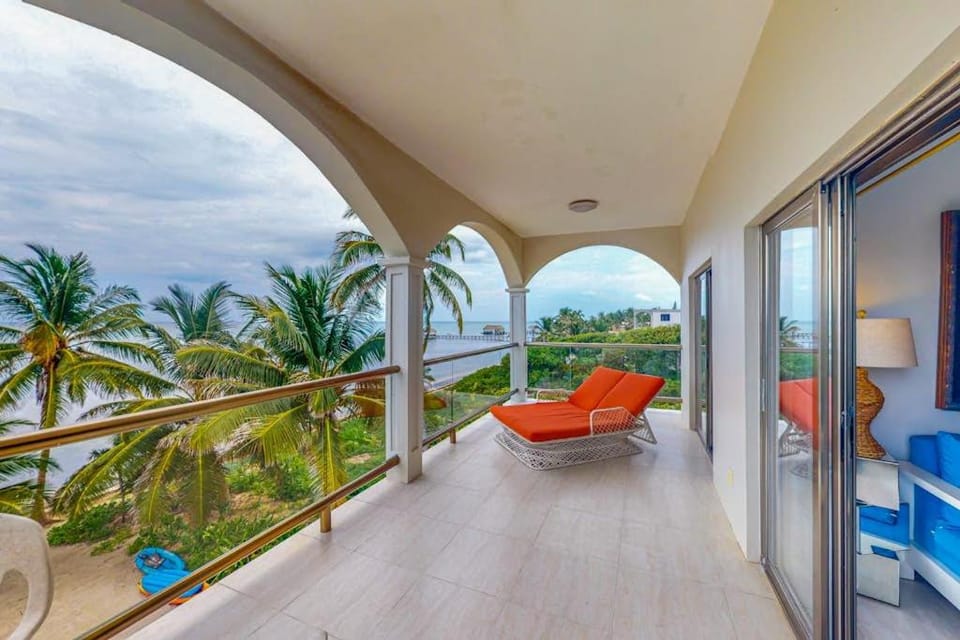 Oceanfront apartment on the beach with great ocean views pool WiFi & AC House in Belize District