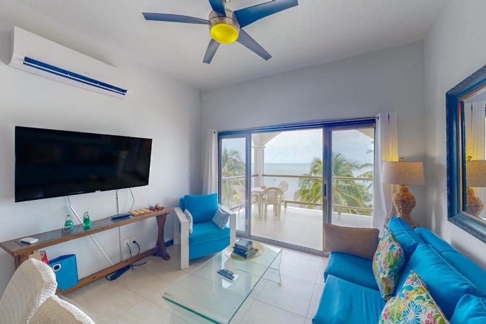 Oceanfront apartment on the beach with great ocean views pool WiFi & AC House in Belize District