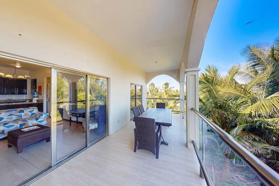 Serene oceanfront condo with shared pool ocean view WiFi & partial AC House in Belize District