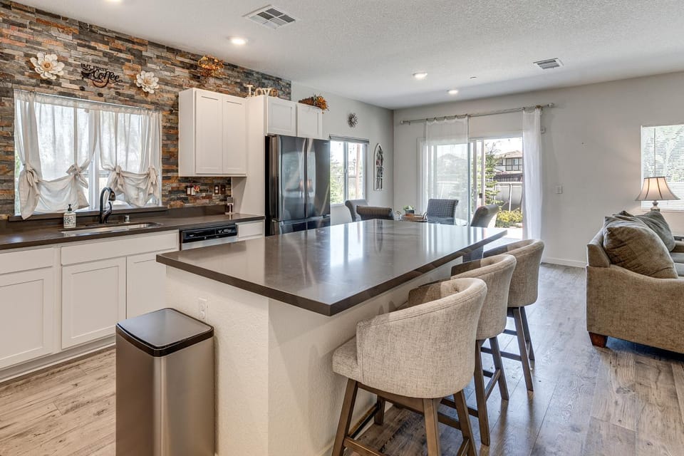 Private Pool & Yard! Family Getaway in Stockton House in Stockton