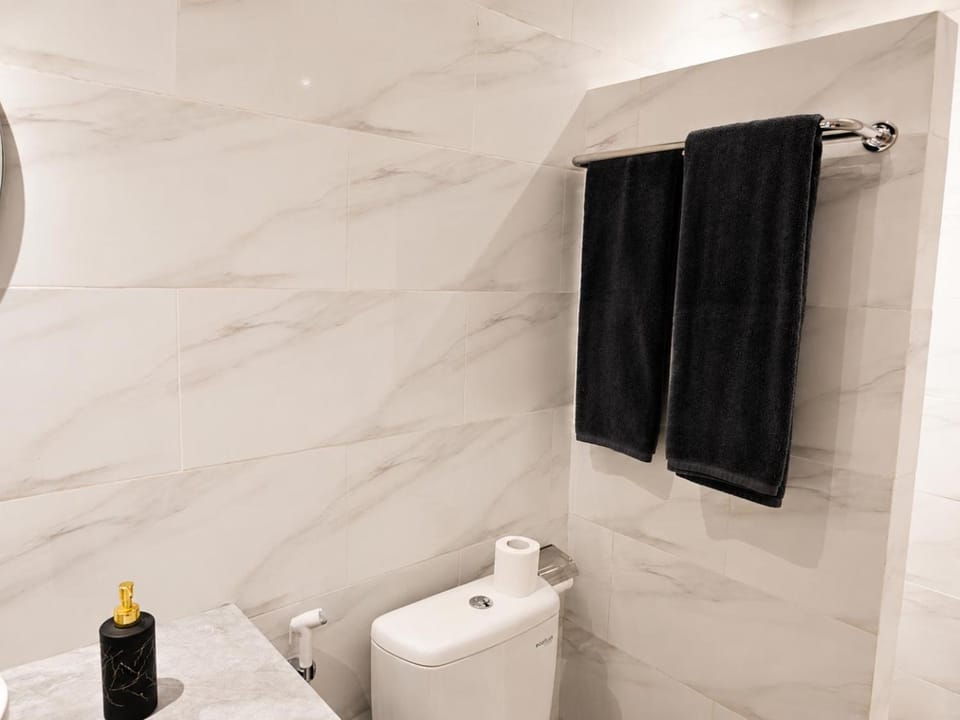 Toilet, towels