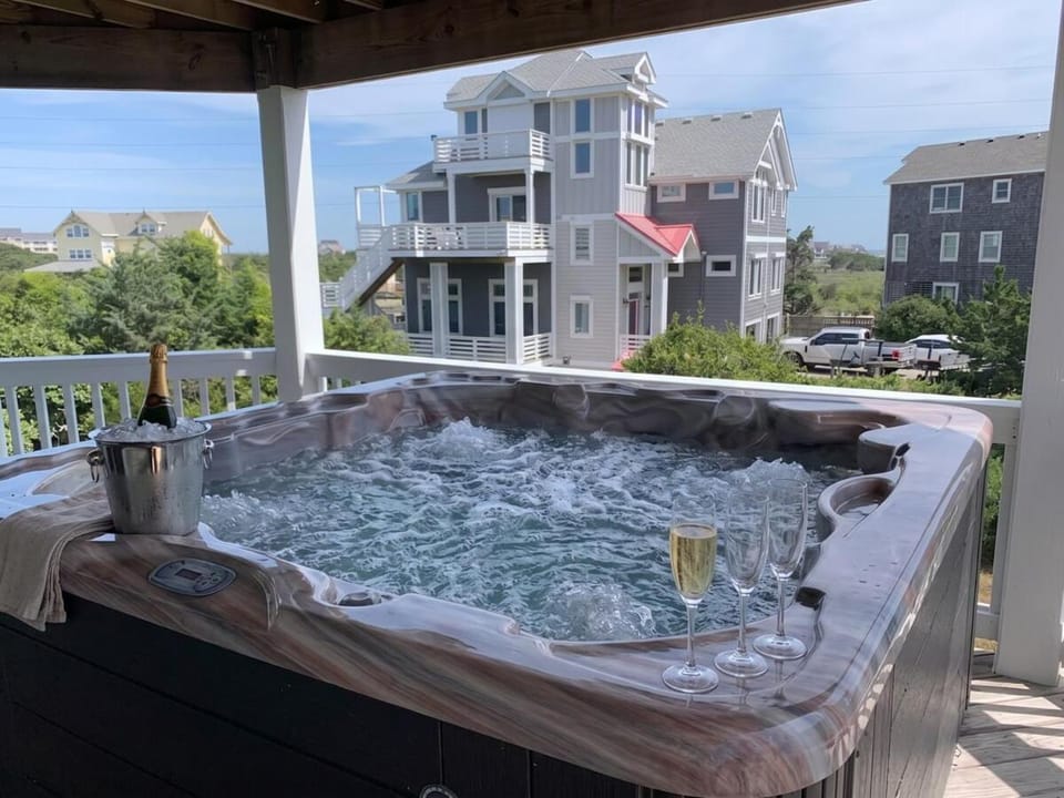 Hatteras Escape, Hot Tub, Elevator, One Min to Beach House in Hatteras Island