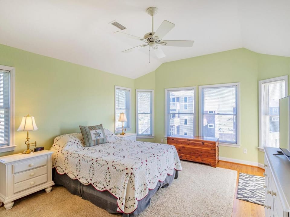 Hatteras Escape, Hot Tub, Elevator, One Min to Beach House in Hatteras Island
