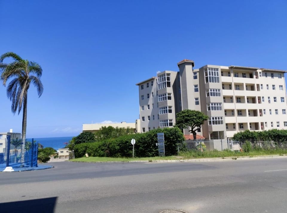 Sea Breeze Retreat Ocean View Manaba Beach Apartment in Margate