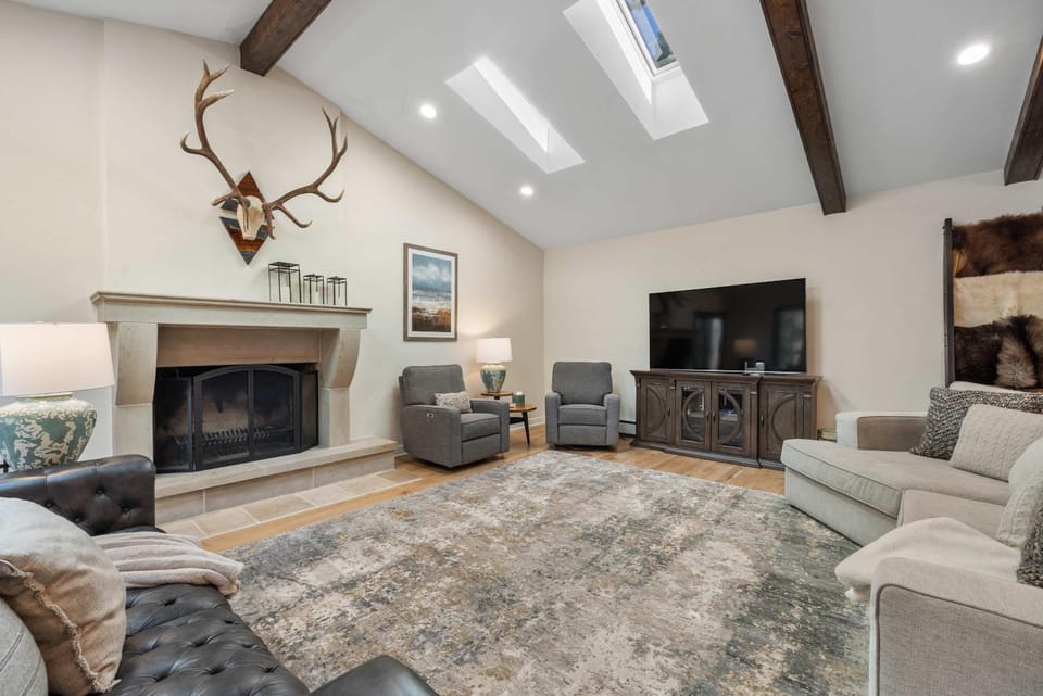 Evergreen Retreat Luxury Home with Theater House in Evergreen