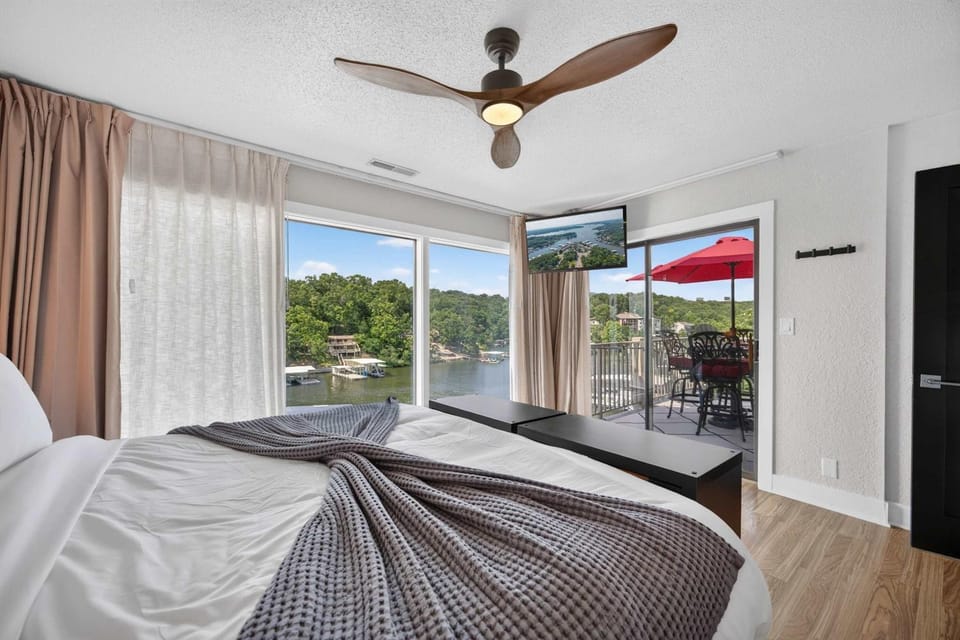 Unforgettable Sunsets from Updated Lakefront Condo Apartment in Osage Beach