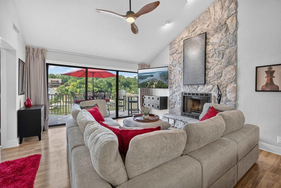 Unforgettable Sunsets from Updated Lakefront Condo Apartment in Osage Beach