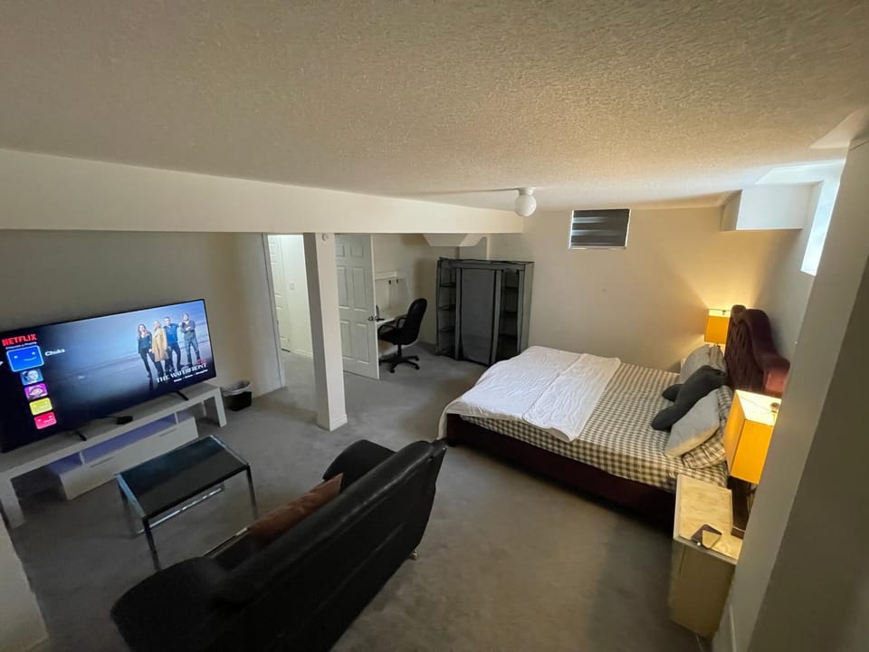 Comfort King Bed and Breakfast in Oshawa