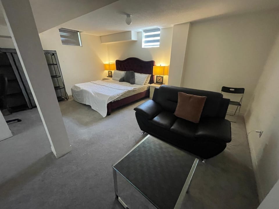 Comfort King Bed and Breakfast in Oshawa