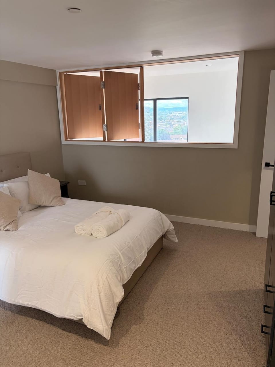 Luxe 3BR Triplex Apartment in Salford