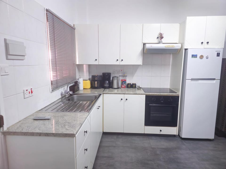 Coffee/tea facilities, Kitchen or kitchenette, oven, stove, toaster