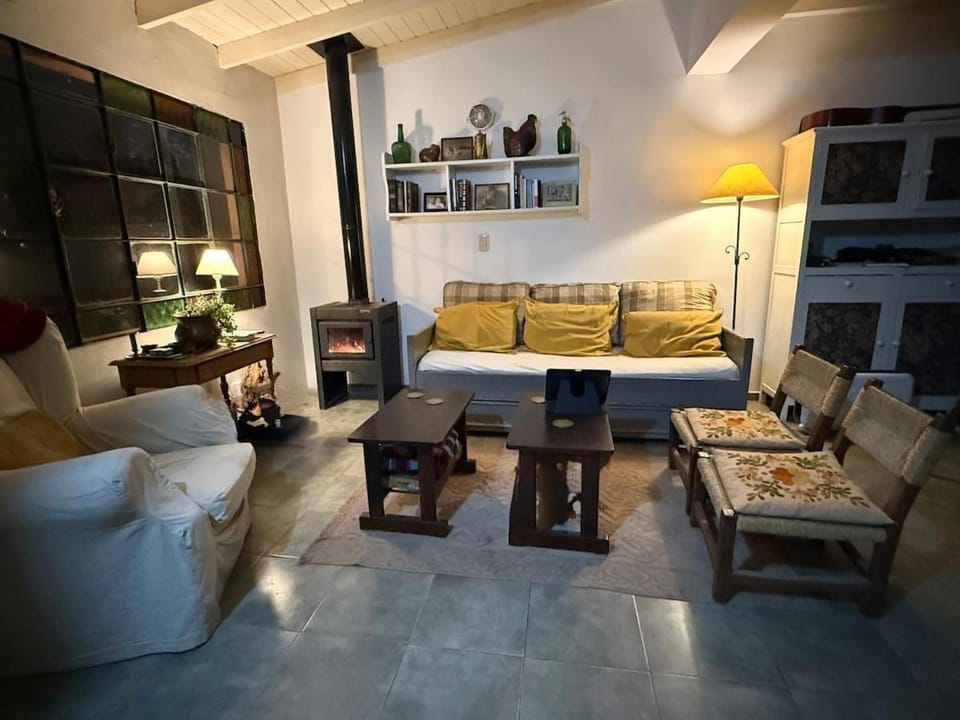 Casa en el pueblo frente al río y al camino de la costanera con parrilla House in San Antonio de Areco